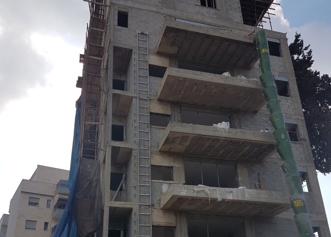 פתח תקוה: יאטמו קומות במבנה שחרג בבניה