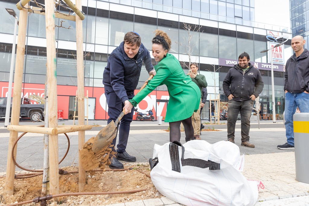לכבוד ט”ו בשבט: ראש העיר והשרה להגנת הסביבה נטעו עץ במתחם העסקים החדש