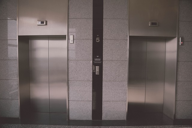 מה לבדוק לפני בחירת חברה לשיפוץ המעלית שלכם