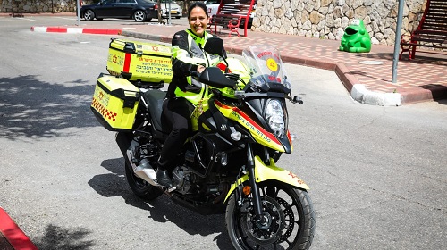 האישה שמצילה חיים על אופנוע